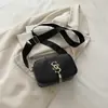 Nova bolsa quadrada pequena com letra de metal 2026, bolsa transversal simples de alça larga, bolsa para câmera, textura leve e luxuosa, bolsa de ombro pequena