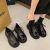 Sapatos pretos de couro com sola grossa e forro de fleece, novos para 2026 outono e inverno, versáteis, estilo britânico, com cadarço, plataforma, mocassins para mulheres
