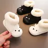 Zapatos de invierno para niños, felpa gruesa, cálidos, suela suave, dibujos animados, estilo nuevo, 1-3.5 años, botines súper lindos para bebé, modernos