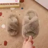Pantuflas de lana cruzadas para padres e hijos 2024 nuevas para madre e hija otoño e invierno cálidas para el hogar con forro polar gruesas antideslizantes de algodón para bebé
