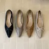 Zapatos de tacón de cuña estilo coreano 2026 con un elegante diseño de patchwork, perfectos para otoño, con acabado de gamuza y un tacón medio retro