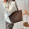 Bolsa de Ombro Grande Capacidade Moda Fabricante Transfronteiriço Feminina Primavera e Verão 2025 Simples Nova Nicho Bolsa de Mão para o Dia a Dia