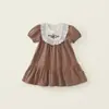 Vestido Infantil de Verão 2026 Tricô com Ponto de Trança Bordado de Animal Gola Boneca Manga Curta Bufante Xadrez