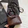 Bolso bandolera de estilo coreano de moda con patrón tejido, tipo concha, para mujer, de alta gama, estilo sexy, color liso, de PU