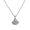 V falda dorada collar completo de diamantes femenino Talla pequeña M oro oro rosa cadena para la clavícula con colgante de diamante en forma de abanico femenino ventas directas de fábrica