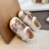 Otoño 2026 Nuevo Estilo Moda Lazo Zapatos Individuales para Niñas Estilo Coreano Princesa Suela Suave Zapatos de Cuero Zapatos para Niños Venta al por Mayor