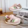 Tênis esportivos masculinos, novos modelos de primavera e outono, sapatos femininos, sapatos leves de couro para bebês, tênis de corrida respiráveis para meninas