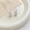 Brincos de Argola em Metal com Strass Plissado Irregular de Renda Estilo Europeu e Americano em Forma de C, Luxo Leve, Brincos Novos Únicos e Versáteis para Mulheres