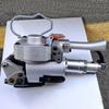 Enfardadeira pneumática de enfardadeira semiautomática de fábrica PET plástico correia de aço hot melt máquina de cintagem sub-correia enfardadeira pneumática