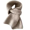 Bufanda de punto versátil de alta gama estilo coreano para mujer, creando una atmósfera invernal acogedora con su color liso, diseño simple, textura suave, calidez y estilo relajado; también apto para hombres
