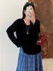 Blusa de tricô vintage com decote V e detalhes vazados para mulheres plus size, estilo outono 2026, com barra de renda, modelagem solta para mulheres plus size 25117