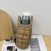 Bolso Pequeño Cuadrado Nuevo para Exteriores Transfronterizo, Bolsa de Algodón Rellena para Botella de Agua, Bolso Cruzado Deportivo Versátil, Bolso para Teléfono con Ranura para Tarjeta de Hombro Único para Mujer