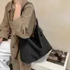 Bolsa tote grande de crochê à mão para mulheres, novo estilo 2026, com visual sofisticado, adequada para o trabalho, para o dia a dia e pode ser carregada no ombro ou na transversal.