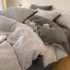 Juego de cuatro piezas de ropa de cama de algodón cepillado grueso de lujo ligero para otoño e invierno, funda de edredón de algodón puro, sábana, juego de tres piezas de ropa de cama para estudiantes