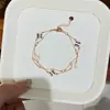 Pulseira Exquisita de Trevo de Quatro Folhas com Zircônia Micro-Incustada de Camada Dupla Estilo Retrô da Moda Joia Versátil de Alto Padrão para Temperamento de Nicho de Luxo Leve