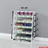 Pequeño estante frente a la caja registradora, conveniente tienda de conveniencia, estante pequeño para barras de chicle frente a la mesa de exhibición