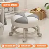 Banqueta Pequena Giratória com Rodas, Banqueta Móvel para Sala de Estar, Banqueta Baixa para Limpeza de Cantos, Banqueta para Limpar o Chão, Cadeirinha para Criança Pequena, Banqueta para Trocar Sapatos
