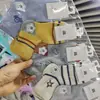 Calcetines de algodón para niños Otoño e Invierno, calcetines de moda de media pantorrilla, calcetines frescos, lindos, de moda universitaria, en stock, venta al por mayor de fábrica