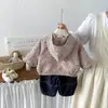 Conjunto de tres piezas Dianxi para bebé: Camiseta base linda de dibujos animados, Sudadera con capucha y estampado de leopardo, Jeans con fruncidos para otoño