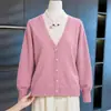 Novas roupas de inverno para mães, blusa de tricô falsa de duas peças, camisa base quente de fleece integrada, suéter espesso para mulheres de meia-idade e idosas