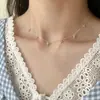 Colar de Trevo de Quatro Folhas Colorido com Diamantes, Novo Estilo para Mulheres, Corrente para Clavícula com um Toque de Luxo Leve e Design de Nicho de Alta Qualidade, Simples, Moderno e Versátil