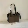 Bolsa tote patchwork retrô da moda para mulheres, novo estilo 2026, adequada para trabalho e deslocamento, design simples, grande capacidade, bolsa de ombro, e pode ser carregada sob o braço