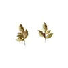Aretes de hoja de plata pura s999 para mujer, aretes de hoja versátiles estilo bosque de lujo ligero, accesorios para orejas de alta gama de nicho, nuevos y modernos