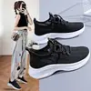 Nuevas Zapatillas Transpirables de Verano Caladas de Malla Casual Delgadas Ligeras para Mujer Blancas Pequeñas Antideslizantes para Correr Suela Suave Zapatos de Malla