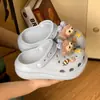 En Stock Liberación Rápida Eva Suela Gruesa Acolchado 5cm Aumentador de Altura Estilo Nuevo Zuecos para Mujeres, Verano Exterior Antideslizantes Punta Cerrada Dibujos Animados Sandalias