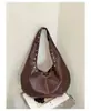 2026 Nova Bolsa Tote Rivet de Grande Capacidade para Mulheres Bolsa de Ombro Único/Axila Rivet Retro de Alta Qualidade Transfronteiriça