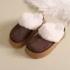 Chinelos de casa para o dia a dia com sola grossa, forrados com fleece para aquecimento, novo estilo outono/inverno 2026, versáteis e fáceis de combinar, chinelos peludos com aumento de altura para mulheres, adequados para uso externo
