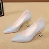 Zapatos de boda para mujer 2023, nuevos zapatos de novia con lentejuelas, combinables con todo, tacones altos, tacón de aguja, zapatos de boda de tacón bajo, zapatos de cristal.