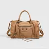 Outono e Inverno 2026 Novo Estilo Camurça Tachado Bolsa de Motociclista Hot Girl Bolsa de Mão Grande Fashion Bolsa de Ombro Transversal para o Dia a Dia Retrô