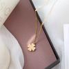Baño sin elegir Collar de flor de cuatro hojas dorada cadena para la clavícula de acero de titanio moda femenina moderna joyería de personalidad Red