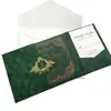 Convite de casamento de veludo verde escuro com duas portas e emblema de coroa vintage, cartão principal em acrílico com carimbo dourado, convite de casamento
