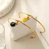 Estilo Retrô Europeu e Americano Colorido Divertido Pingente de Número Pulseira em Forma de C com Nó Banhada a Ouro 18K Doce Cool Color-Blocking Pulseira Aberta