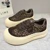 Sapatos de Couro Genuíno Estampa de Leopardo com Solado Grosso Femininos 2026 Chegada Nova de Outono Sapatos de Cabeça Grande Estilo Coreano Versáteis Sapatos Casuais Sapatos Femininos da Moda