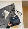 Moda Otoñal Bolso Sencillo para Mujer 2026 Nuevo Estilo Bolso Cubo con Patrón de Lichi Bolso de Hombro Cruzado Versátil