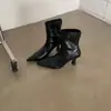 Botas de tornozelo femininas 2026, leves, bico fino, salto agulha, elásticas, caimento justo, moda de início de outono, estilo clássico e de nicho, botas elegantes