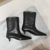 Botas cortas de tacón de gato estilo coreano francés con punta puntiaguda para mujer, otoño e invierno 2024, nuevas botas de media pantorrilla de tacón bajo y tacón de aguja retro de boca ancha.