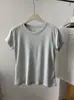 Novo Estilo de Verão~ Camiseta Lisa de Manga Curta Elegante e Slim~ Top de Camiseta Fina de Algodão com Bordado de Letra nas Costas para Mulheres