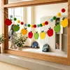 Exclusivo para vendas transfronteiriças: Decoração de sala de aula para volta às aulas com guirlanda de pompons de maçã colorida de feltro para fundo de foto infantil