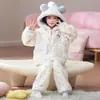 Conjunto de pijama outono e inverno para meninas, novo estilo 2026, fleece de coral, roupa de dormir quente com capuz para crianças e bebês