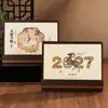 Calendario de Escritorio de Madera Estilo Chino Calendario con Ilustraciones Exquisitas Adorno de Escritorio Regalo para Empresas Calendario de Escritorio Personalizado