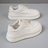 Sapatos brancos versáteis de sola grossa para mulheres 2024 Novos sapatos femininos respiráveis de verão com saia Sapatos populares Tênis aumentados