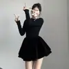 Vestido Preto de Veludo Estilo Francês Gola Meia-Alta para Outono e Inverno Feminino, Cruzado na Cintura Afunilado Emagrecimento Banquete Plissado Bufante Saia Curta