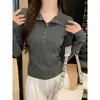 Moda de primavera y otoño: Camiseta de manga larga de alta gama con cuello polo para mujer, diseñada para ser estilizada y favorecedora, un top de punto de nicho para chicas a la moda