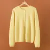 Novo Cardigan de Malha Gola Redonda em Lã Cashmere Fio Grão Dourado Outono/Inverno 2026 com Botões de Pérola, Suéter de Lã Escovada Manga Longa