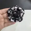 Acessório de Moda de Seda de Alta Qualidade 8cm Flor de Camélia Ultra-Resistente com Broche e Presilha Dupla Utilização