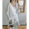 Foto real de cardigã de crochê trançado casual estilo coreano com decote V vazado para mulheres, solto e versátil, de manga longa, adequado como um top de proteção solar